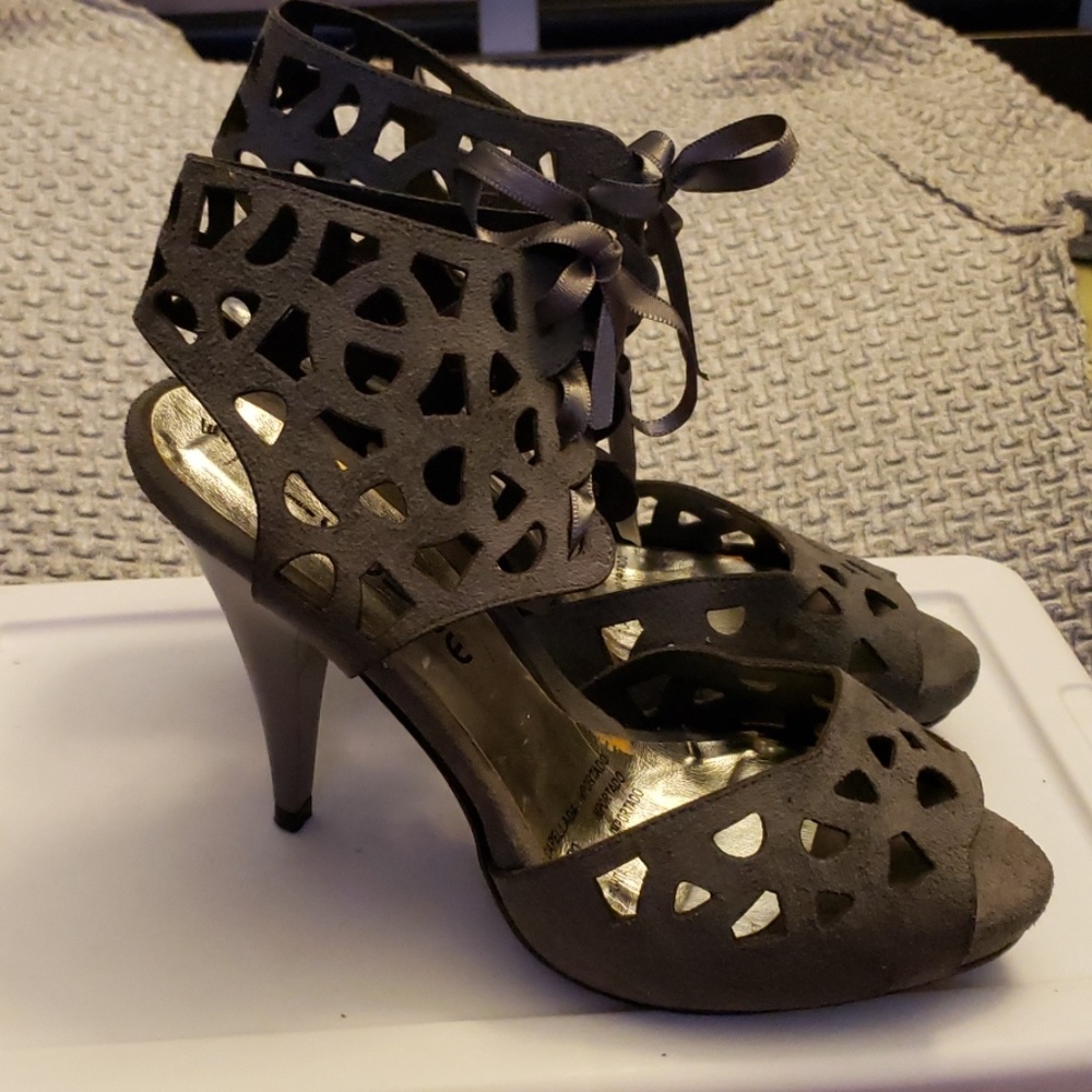 Gray women's pumps